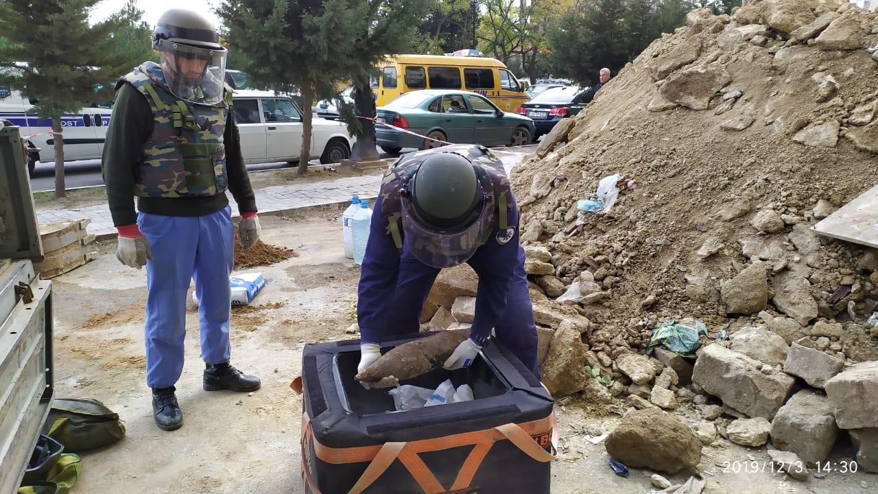 Yasamalda binanın zirzəmisindən top mərmisi tapılıb (FOTO)