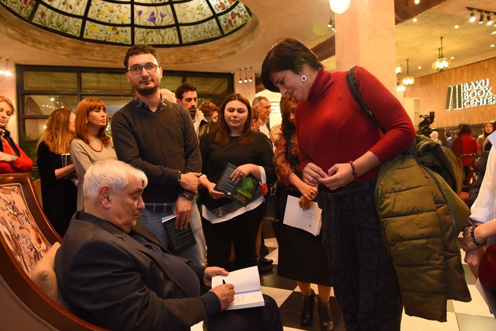 Xalq yazıçısı Kamal Abdullanın “Sirlərin sərgüzəşti” kitabının təqdimatı olub (FOTO)