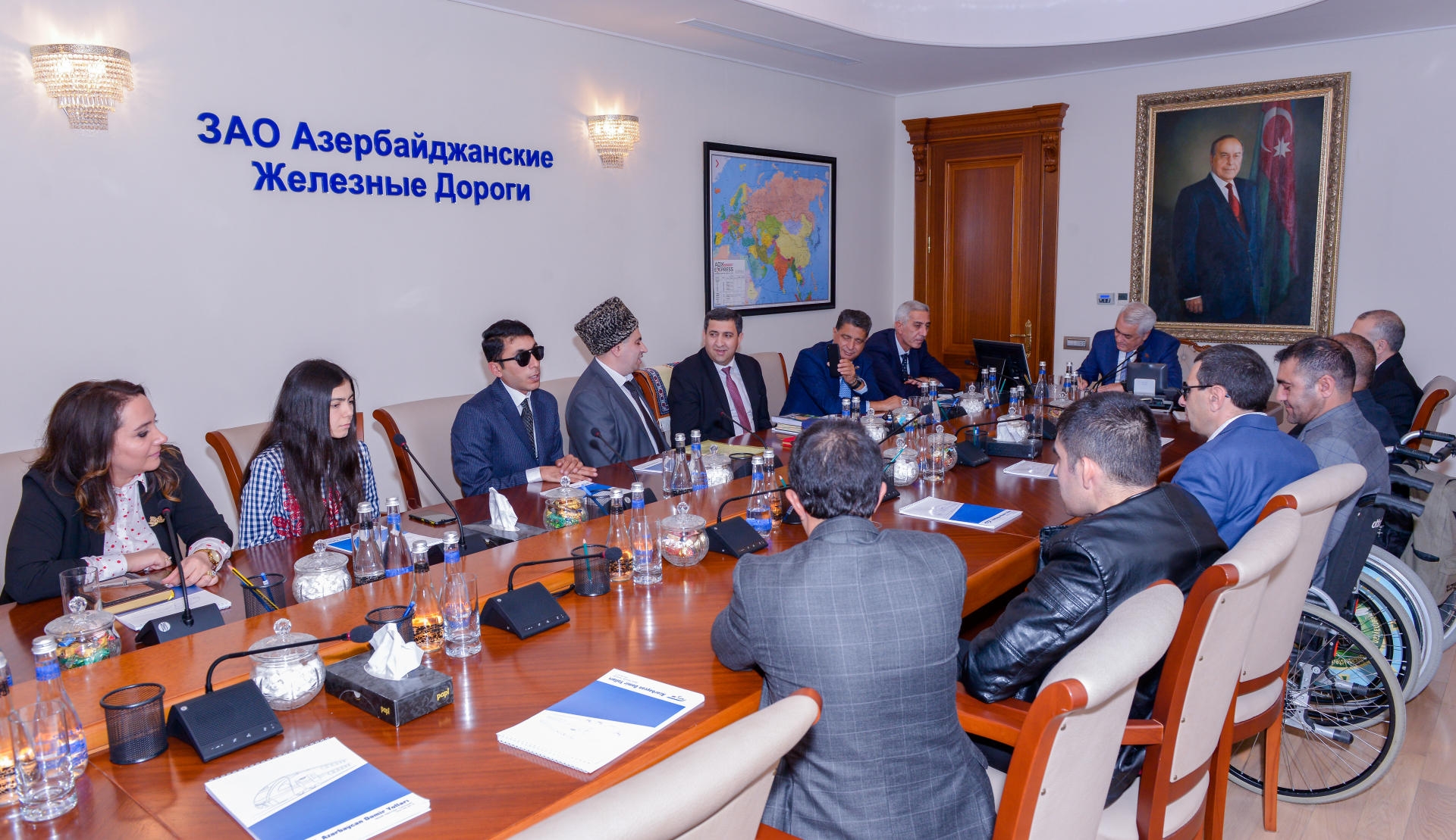 Millət vəkili fiziki məhdudiyyətli istedadlı şəxslərlə görüşüb (FOTO)