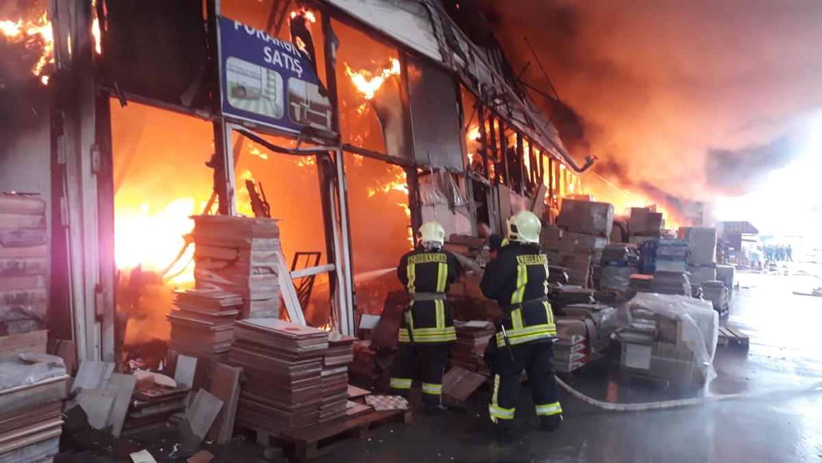 Ticarət Mərkəzindəki yanğınla bağlı əraziyə təyyarə cəlb olundu (FOTO) (YENİLƏNİB)