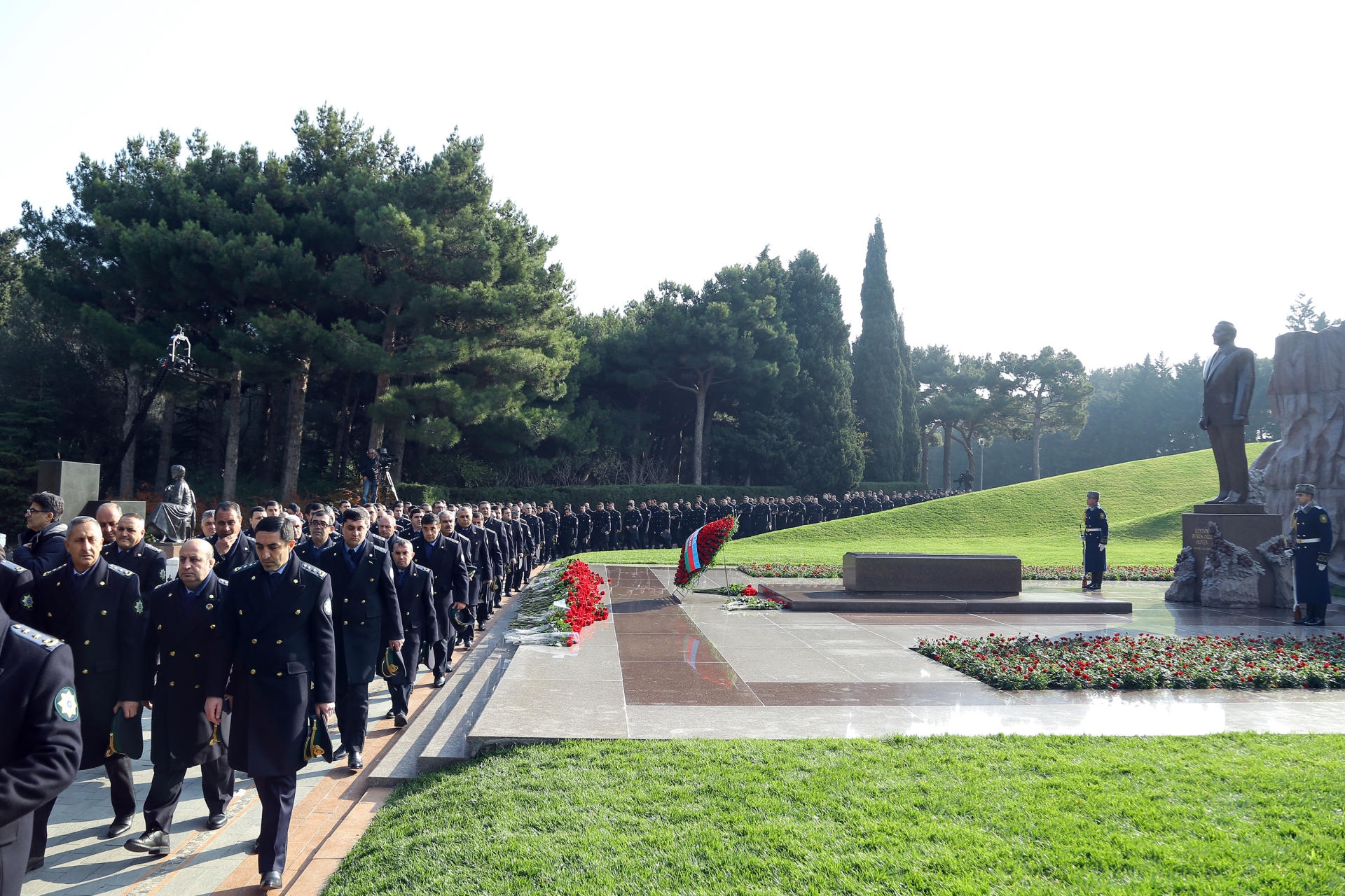 Gömrük orqanlarının əməkdaşları ümummilli lider Heydər Əliyevin xatirəsini yad ediblər (FOTO)