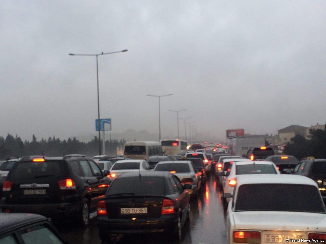 Bakı-Sumqayıt yolunda uzun tıxac yaranıb (FOTO)