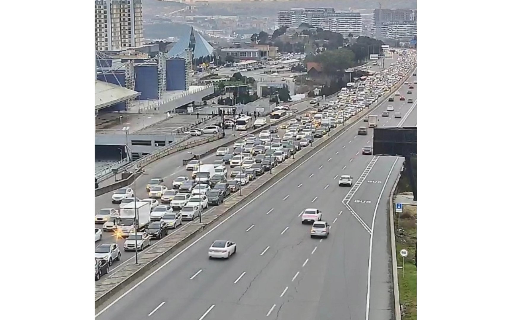 Sürücülərin NƏZƏRİNƏ: Bakıda bu yollarda sıxlıq var - SİYAHI (FOTO)