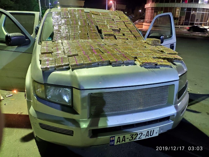 Gürcüstandan gələn avtomobildə pirotexniki vasitələr aşkarlandı (FOTO)