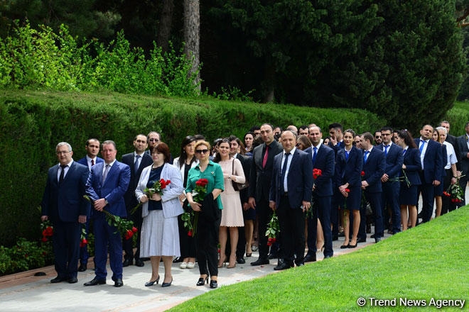 Azərbaycan ictimaiyyəti Ümummilli Lider Heydər Əliyevin anadan olmasının 96-cı ildönümünü qeyd edir (FOTO)