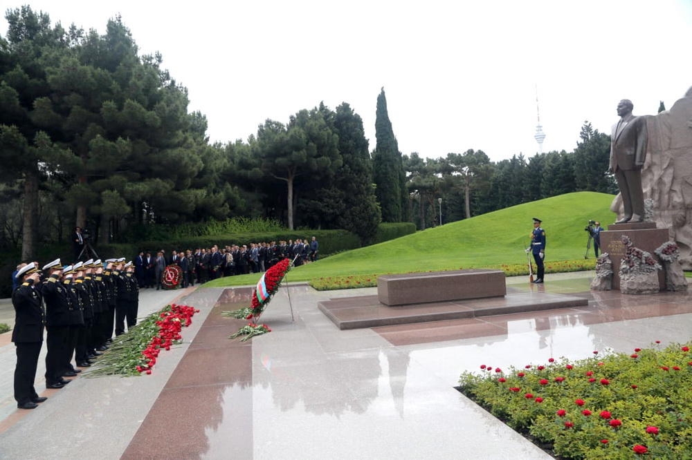 Müdafiə Nazirliyinin rəhbərliyi Fəxri xiyabanda Heydər Əliyevin xatirəsini yad edib (FOTO/VİDEO)