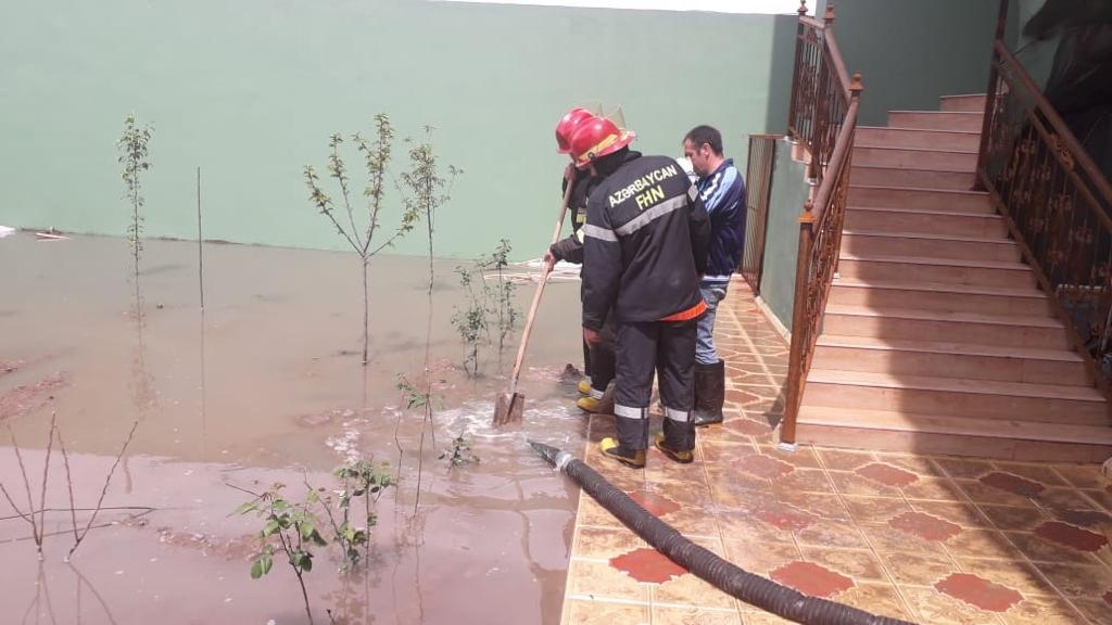 Gəncədə suçəkmə işlərinə FHN-in canlı qüvvəsi və texnikası cəlb edilib (FOTO)