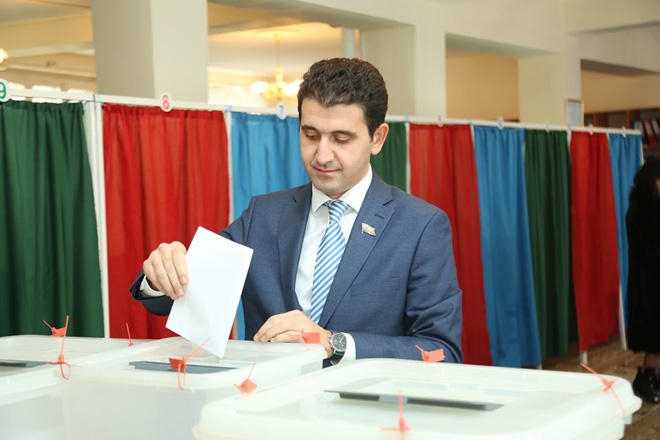 Millət vəkili Naqif Həmzəyev bələdiyyə seçkilərində səs verdi