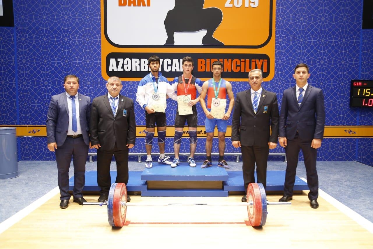 Gənclər arasında ağır atletika üzrə Azərbaycan birinciliyində ilk yarış günü arxada qalıb (FOTO)