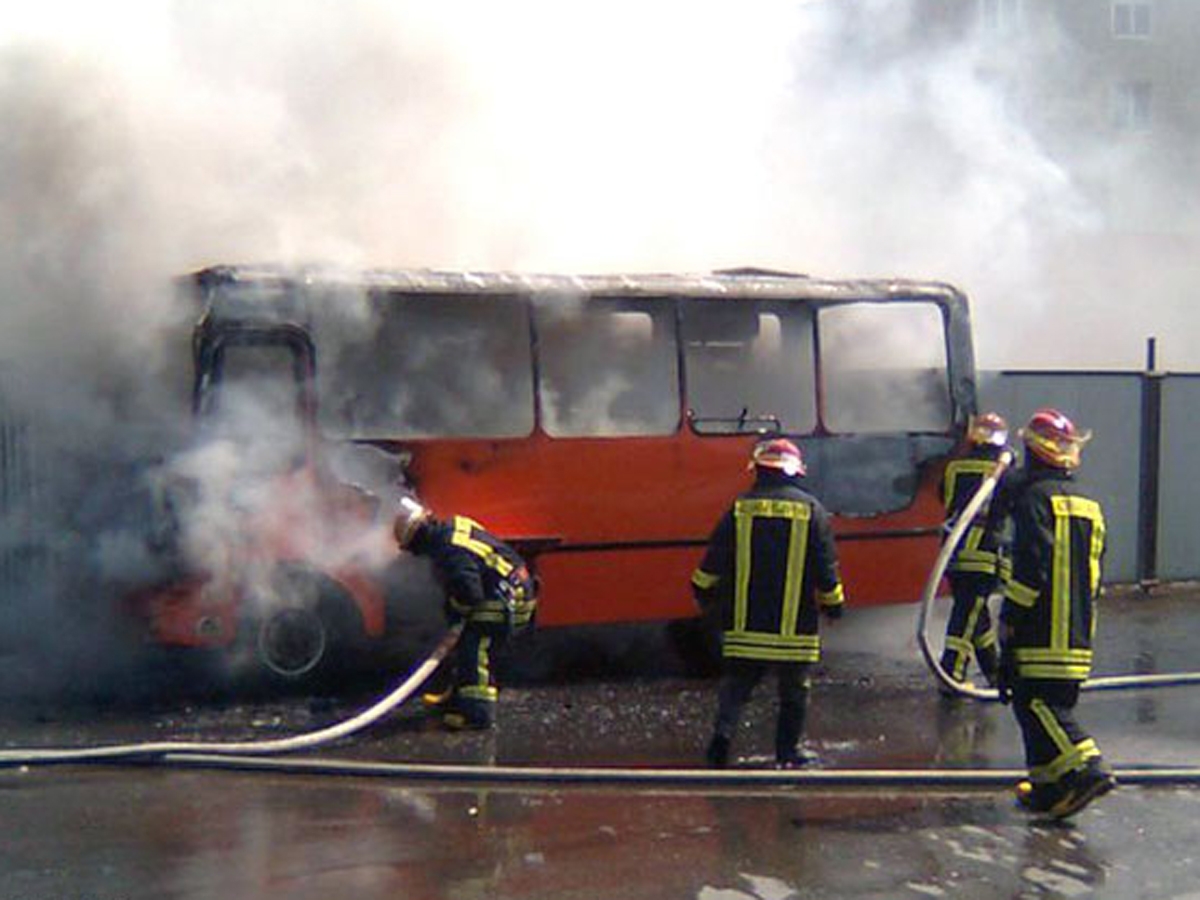 Bakıda marşrut avtobusu yanıb
