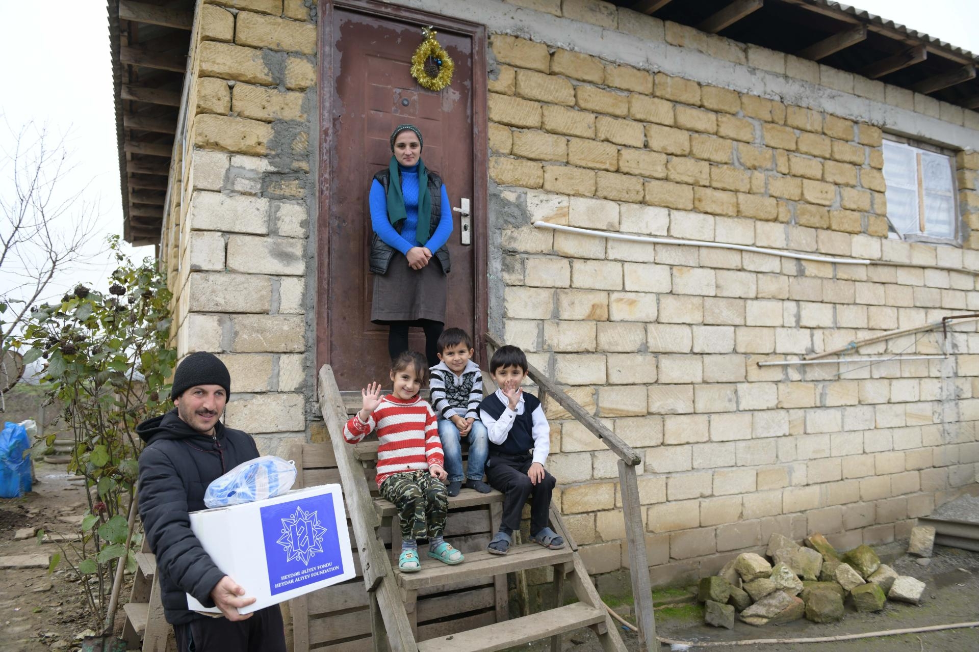 Heydər Əliyev Fondunun təşəbbüsü ilə aztəminatlı ailələrə bayram sovqatları verilir (FOTO)