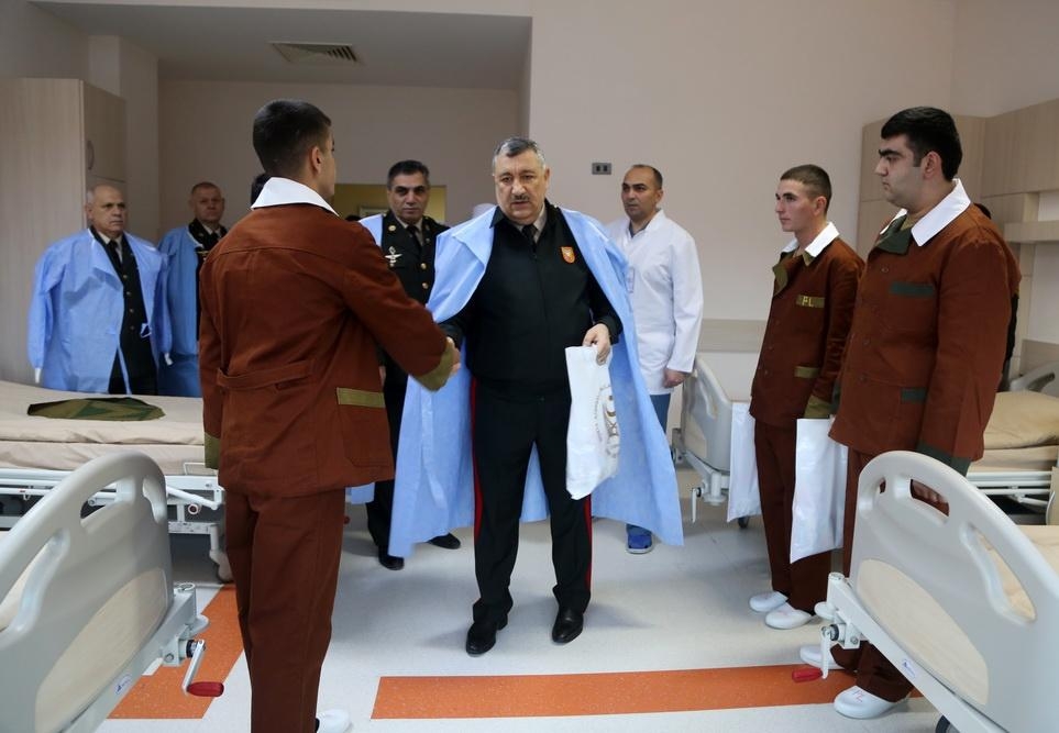 Bayramlar münasibətilə hərbi hospitalda müalicə alan hərbi qulluqçular ziyarət olunub (FOTO)