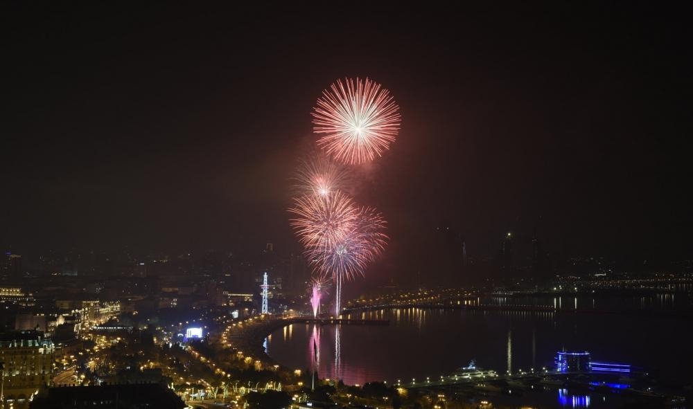 Bakıda 2020-ci il möhtəşəm atəşfəşanlıqla qarşılandı (FOTO)