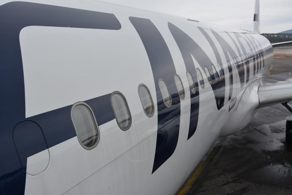 Finnair aviaşirkətinin ekipaj üzvü təyyarənin göyərtəsindən yıxılıb