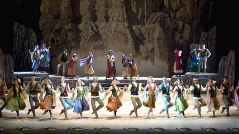 Opera və Balet Teatrının səhnəsində 