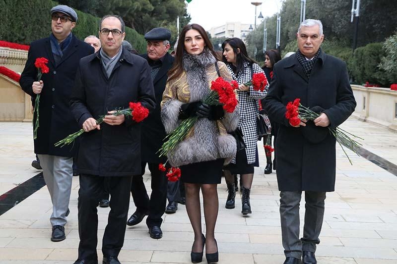 Azərbaycan Universitetinin kollektivi Şəhidlər Xiyabanını ziyarət edib (FOTO)