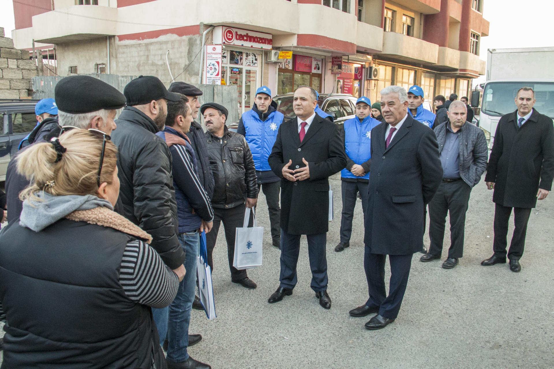 Seçicilər deputatlığa namizədə tapşırıqlar verir (FOTO)