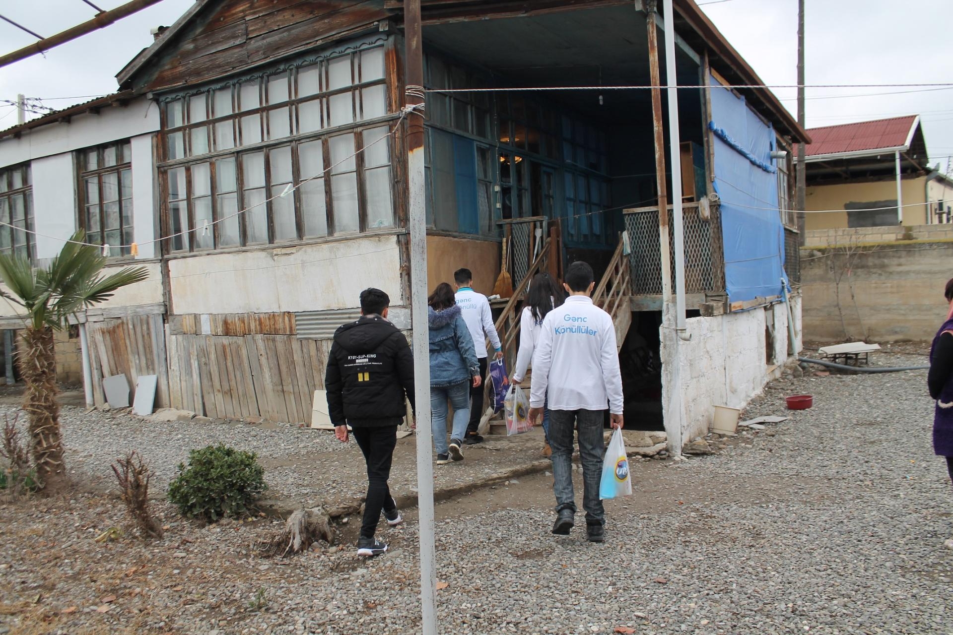 Bərdə gəncləri “Könüllü qonaq” təşəbbüsü çərçivəsində növbəti ailəyə baş çəkiblər (FOTO)