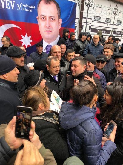 Adil Əliyevin seçicilərlə görüşündə izdiham yaşandı (FOTO)