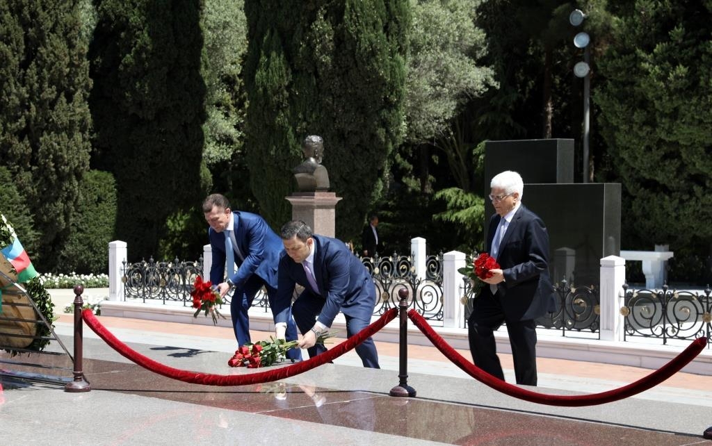 Rusiya nümayəndə heyəti ümummilli lider Heydər Əliyevin məzarını və Şəhidlər xiyabanını ziyarət edib (FOTO)