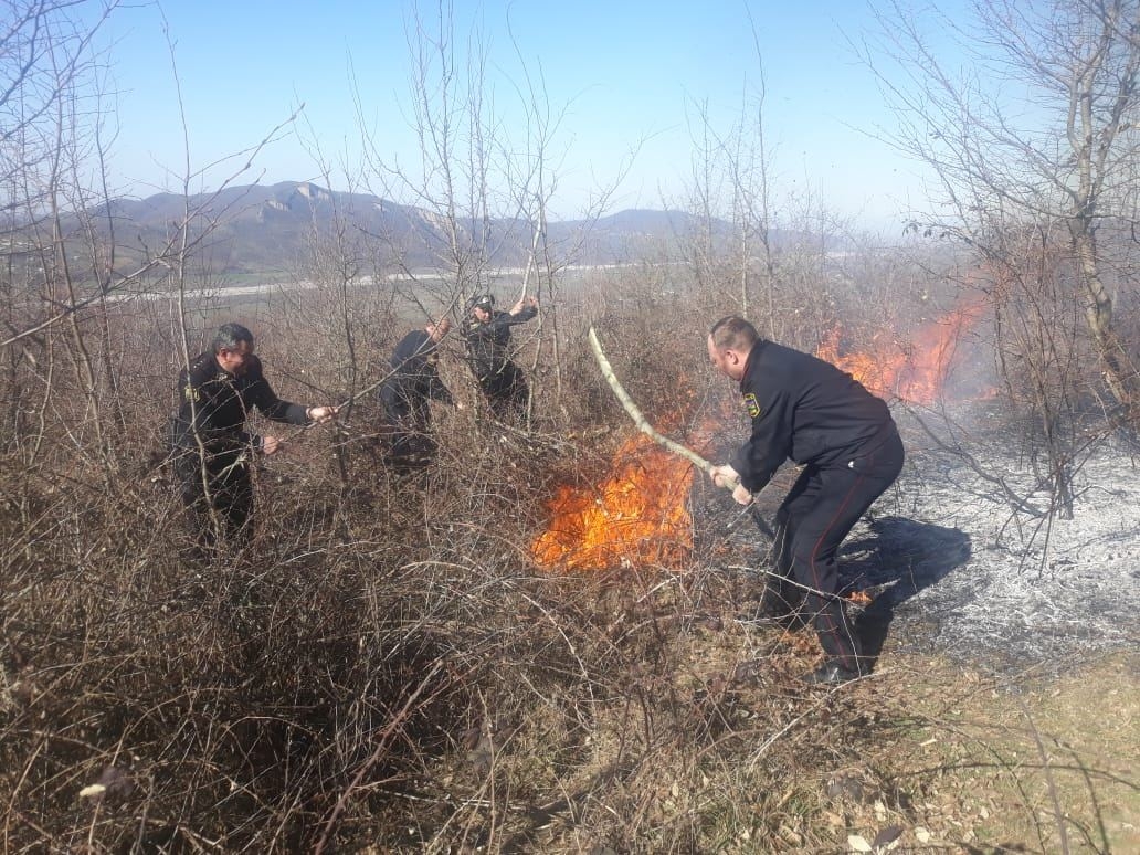 Baş verən yanğınlara polis operativ reaksiya verib (FOTO)