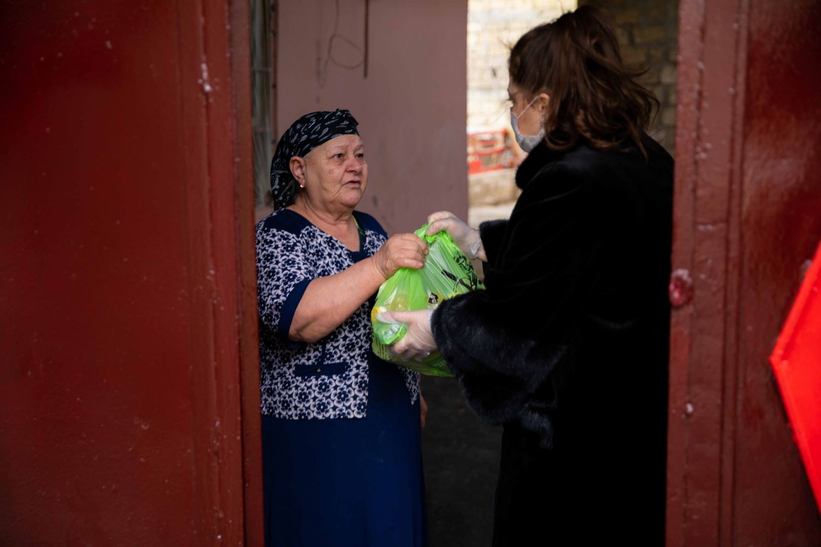 “Azersun Holding” risk qrupuna aid olan yaşlı insanları evlərində ziyarət edib (FOTO)