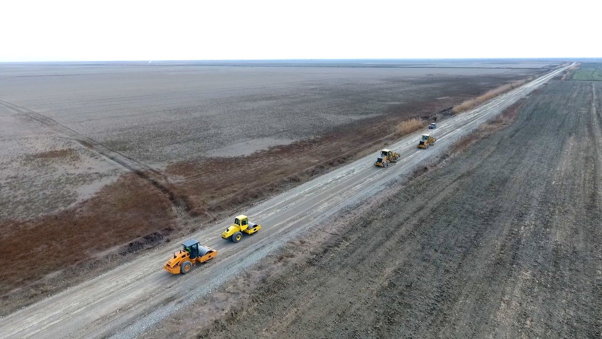 Kürdəmirdə 3 kəndi birləşdirən avtomobil yolu yenidən qurulur (FOTO)