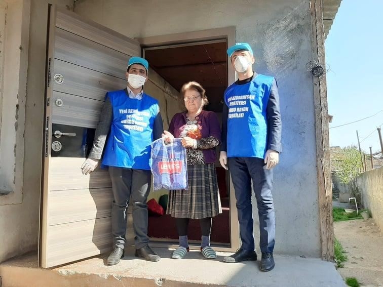 YAP-ın könüllüləri son beş gündə 2500-dən artıq tənha və ahıllara yardım edib (FOTO)