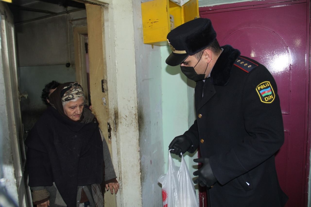 “Evdə qal” devizi altında aksiya davam etdirilir (FOTO)