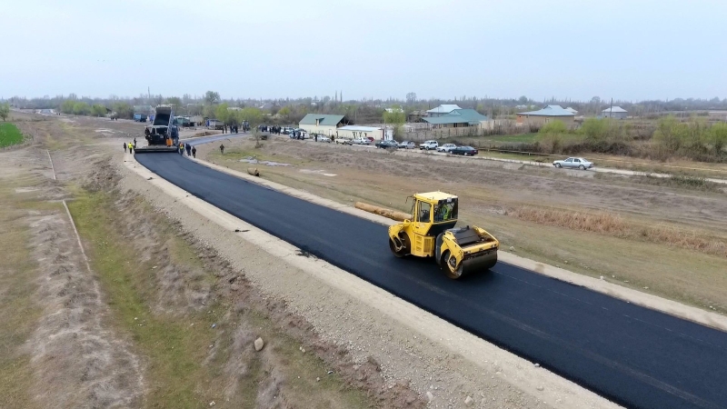 Yevlaxda 8 km uzunluğa malik avtomobil yolu yenidən qurulur (FOTO)