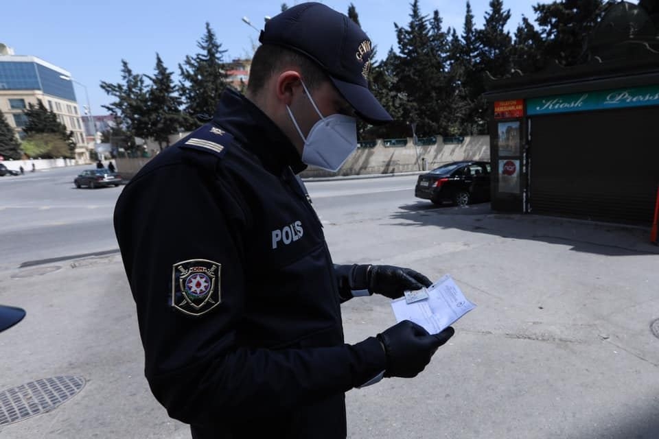 Bakı polisi: İcazə olmadan hərəkət edən şəxslər barədə qanunvericiliyə uyğun tədbirlər görülür (FOTO)