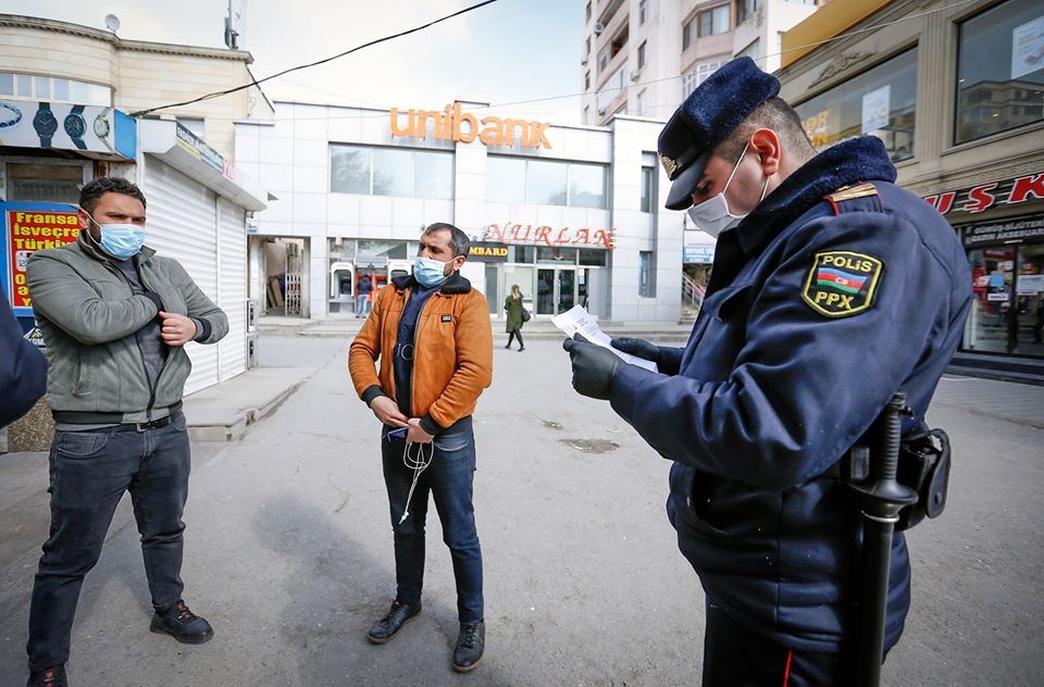 İcazəsi olmayan şəxslərin küçədə hərəkəti barədə qanunvericiliyə uyğun tədbirlər davam etdirilir (FOTO)