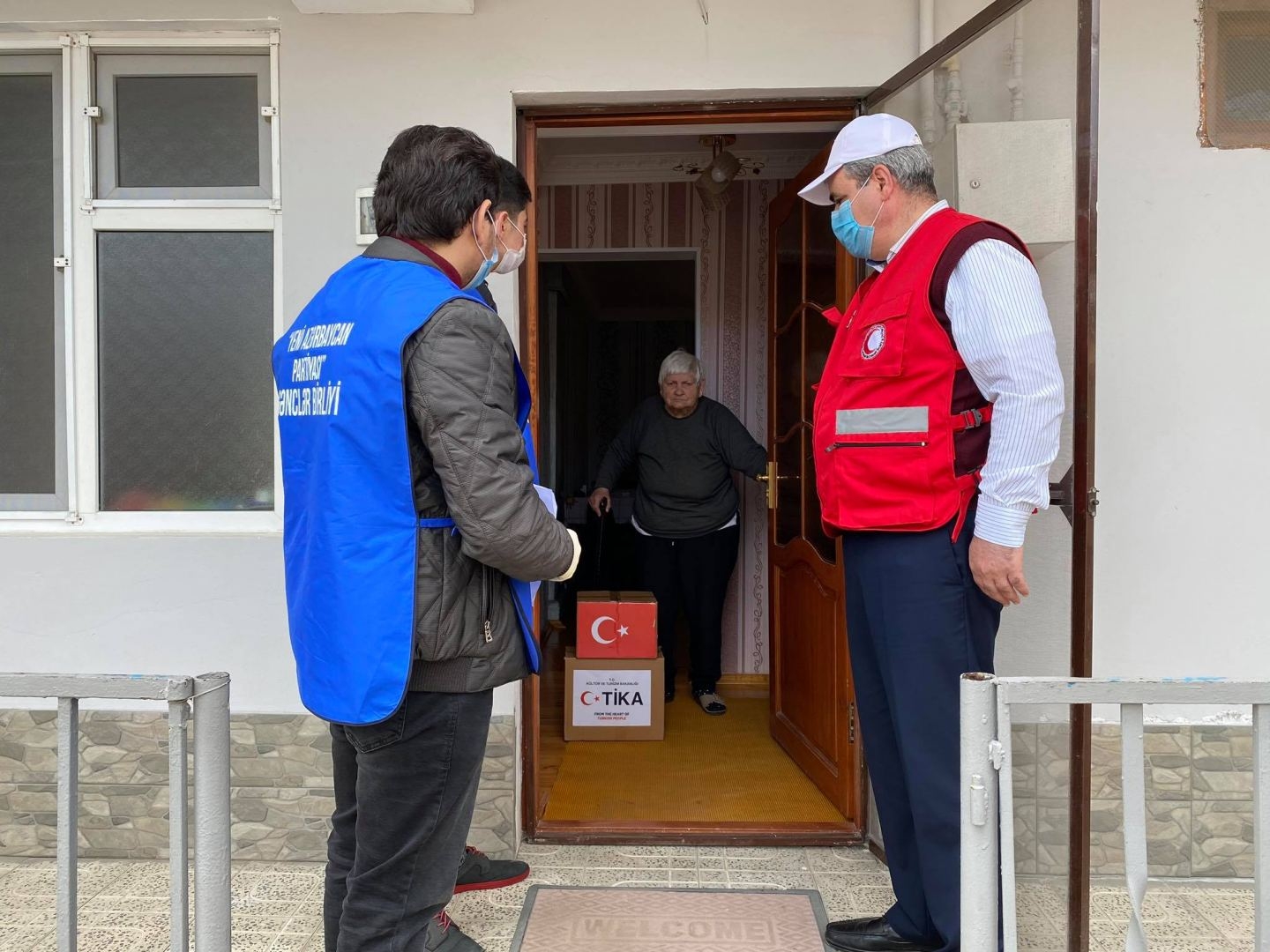 Ərzaq və gigiyenik paketlər könüllülərin köməyi ilə ehtiyaclı ünvanlara çatdırılıb (FOTO)