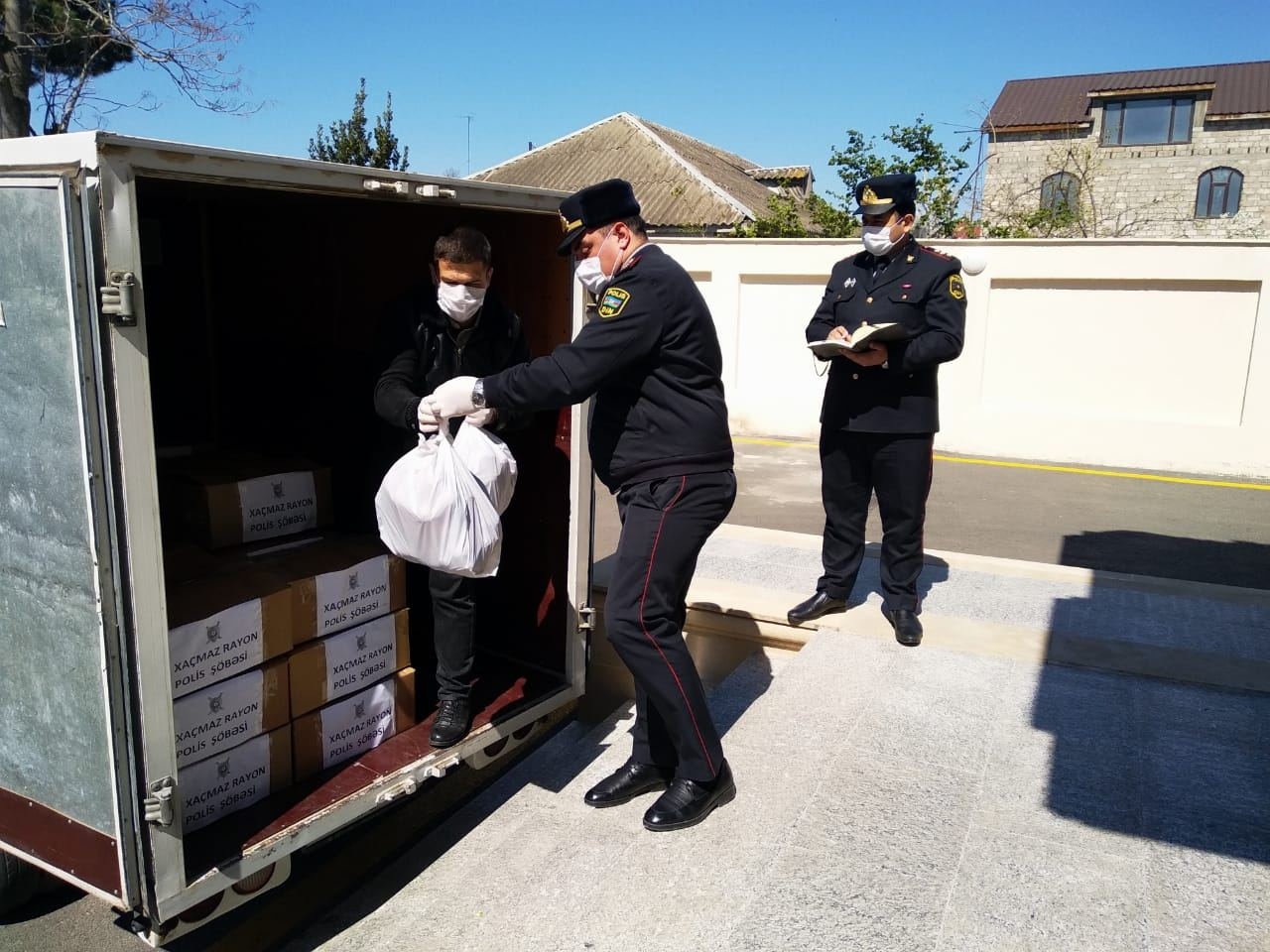 Xaçmaz polisi aztəminatlı ailələrə ərzaq yardımı edib (FOTO)