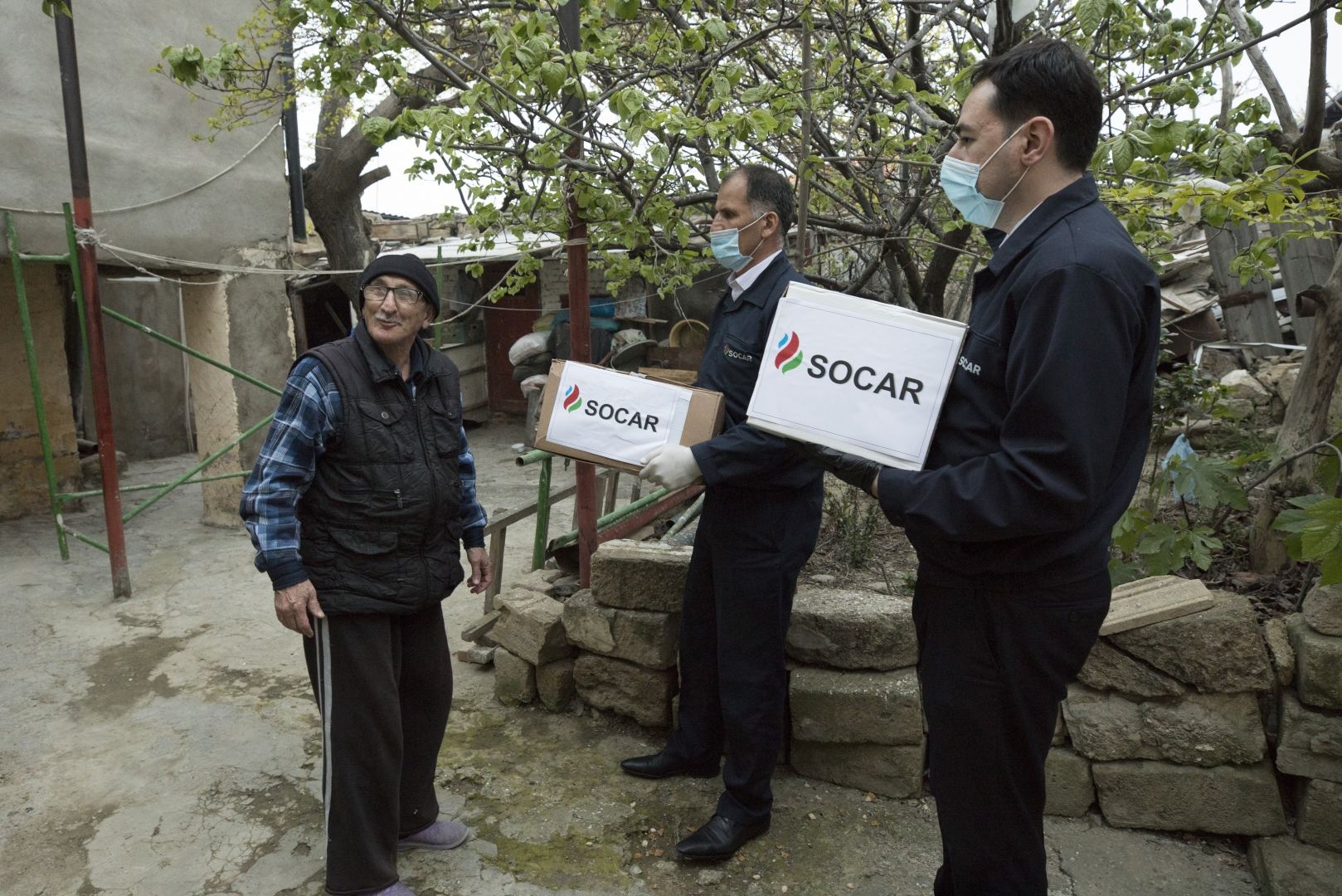 SOCAR paytaxtın müxtəlif rayonlarında ahıllаra və aztəminatlı ailələrə ərzaq yardımı davam edir (FOTO/VİDEO)