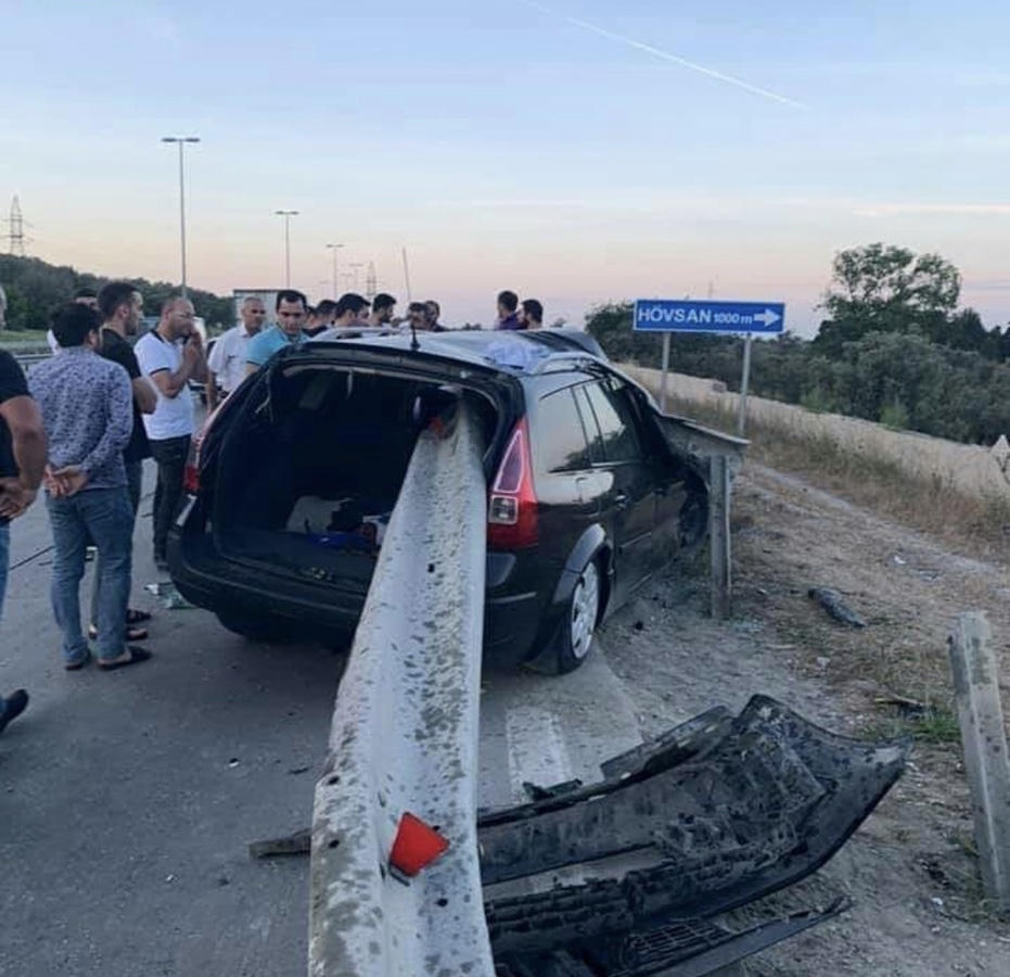 Bakıda ağır qəza - dəmir maneə avtomobilin salonuna girdi (FOTO)