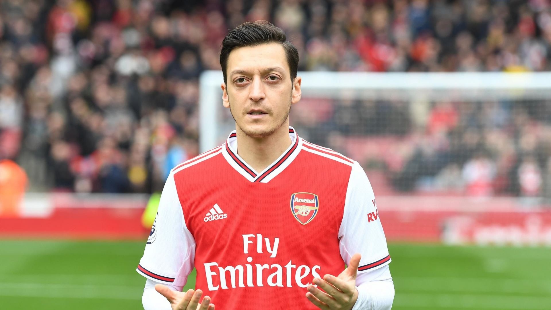 Özil türk Qırmızı Ayparasına ianə edir