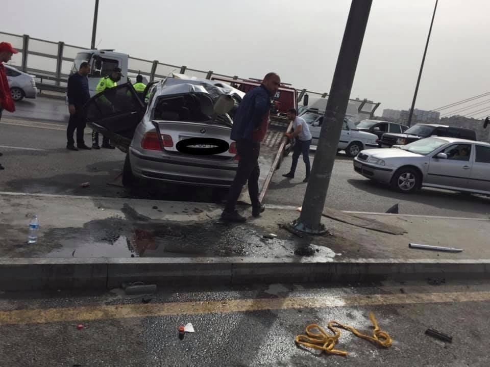 Bakıda qəza - ''BMW'' əks yola çıxaraq iki avtomobilə çırpıldı (FOTO)