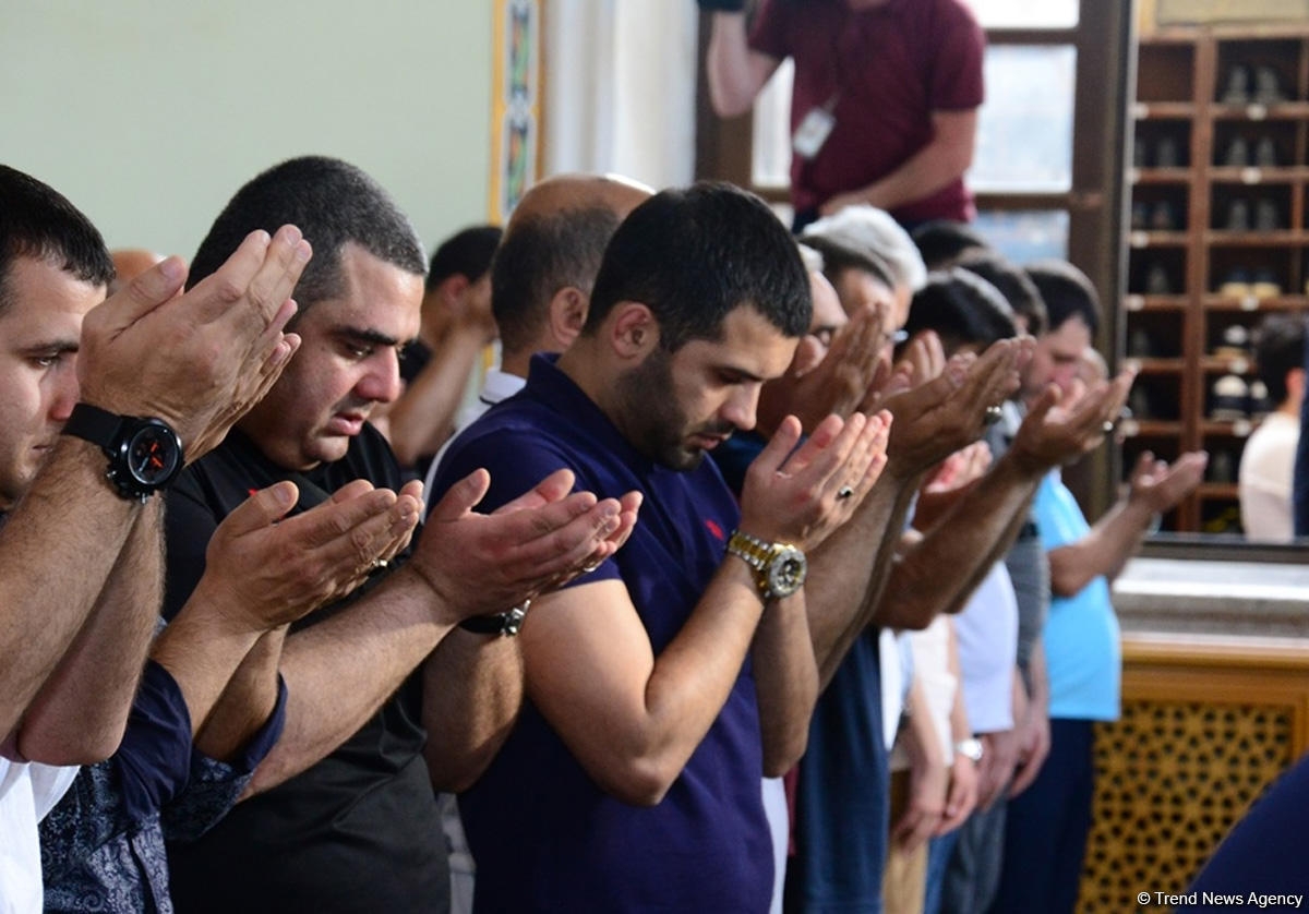 Ramazan bayramı münasibətilə Təzə Pir məscidində bayram namazı qılınıb (FOTO)