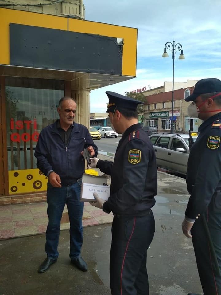 Polis vətəndaşlara tibbi maskalar payladı