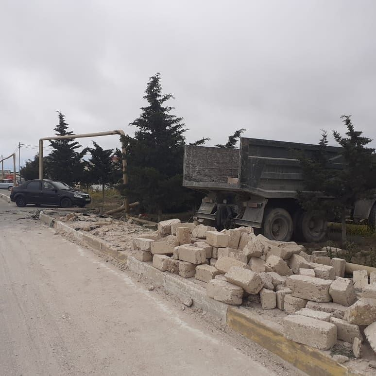 Bakıda yük maşını aşdı - qaz xətti zədələndi (FOTO)