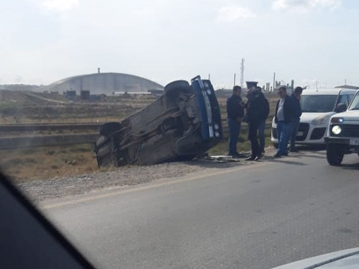 Bakıda qəza törədən ''VAZ'' yolun kənarına aşdı (FOTO)