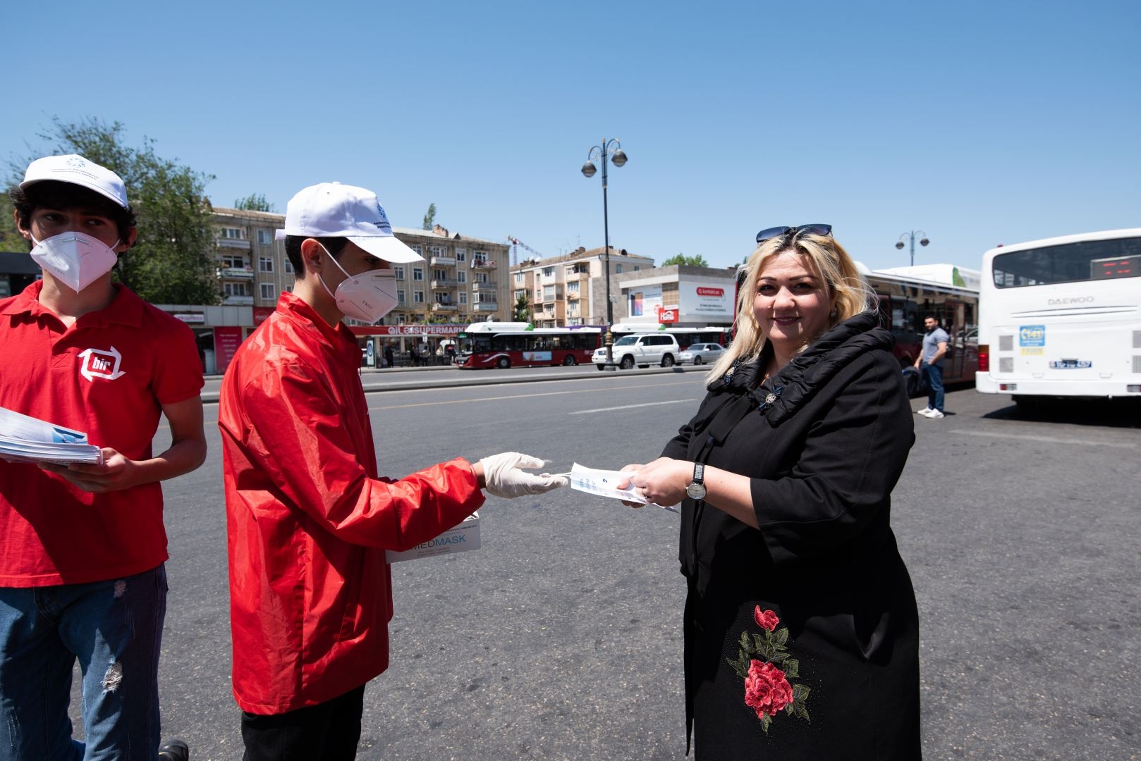 Könüllülərin kütləvi maarifləndirmə aksiyası vətəndaşlar tərəfindən rəğbətlə qarşılanır (FOTO)