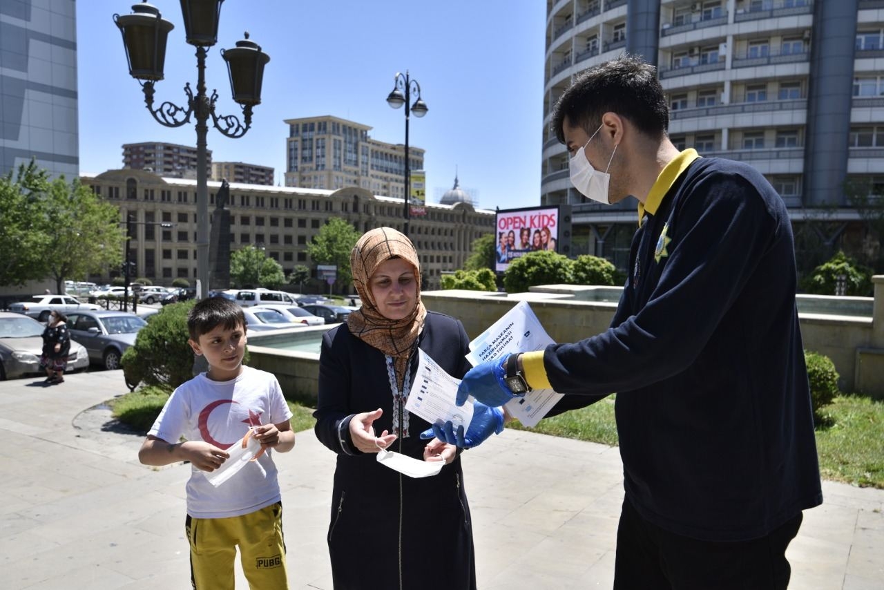 Könüllülər koronavirusla bağlı daha bir maraqlı aksiya keçiriblər (FOTO)