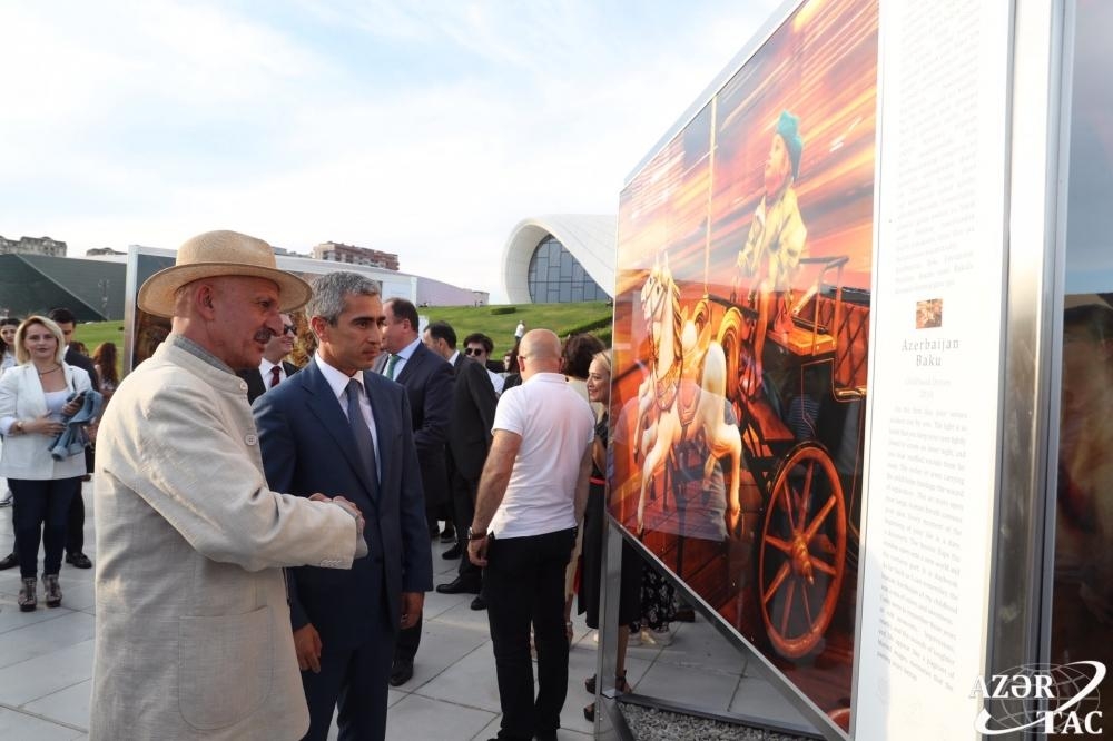 Heydər Əliyev Mərkəzinin parkında Reza Deqatinin “Odun ruhu. Vizual səyahətə dəvət” sərgisi açılıb (FOTO)