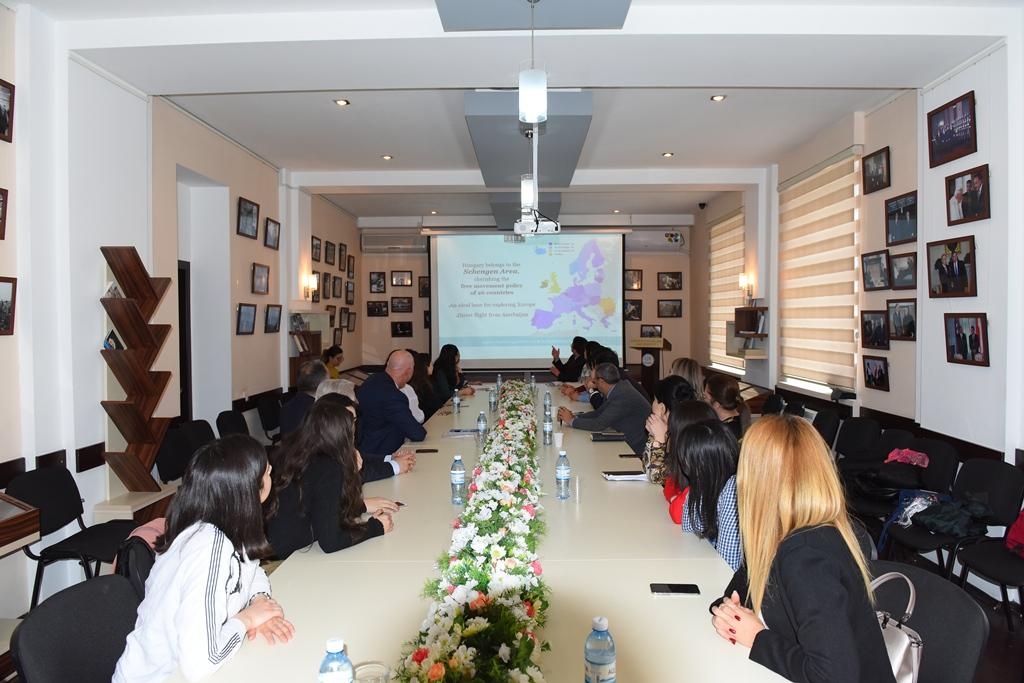 Macarıstan səfirliyinin nümayəndəsi ADU tələbələri ilə görüşüb (FOTO)