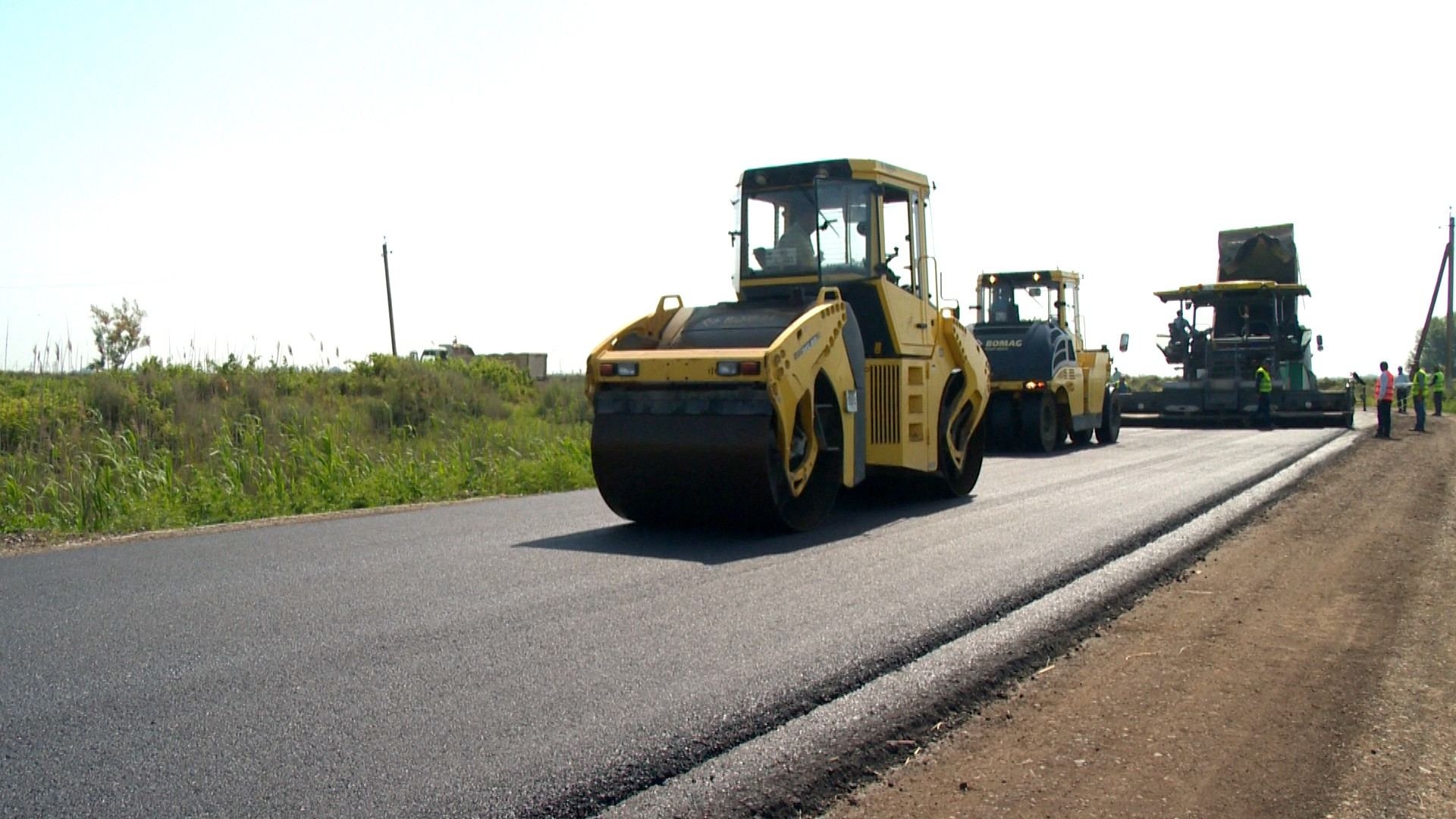 Salyanda avtomobil yolu yenidən qurulur (FOTO)