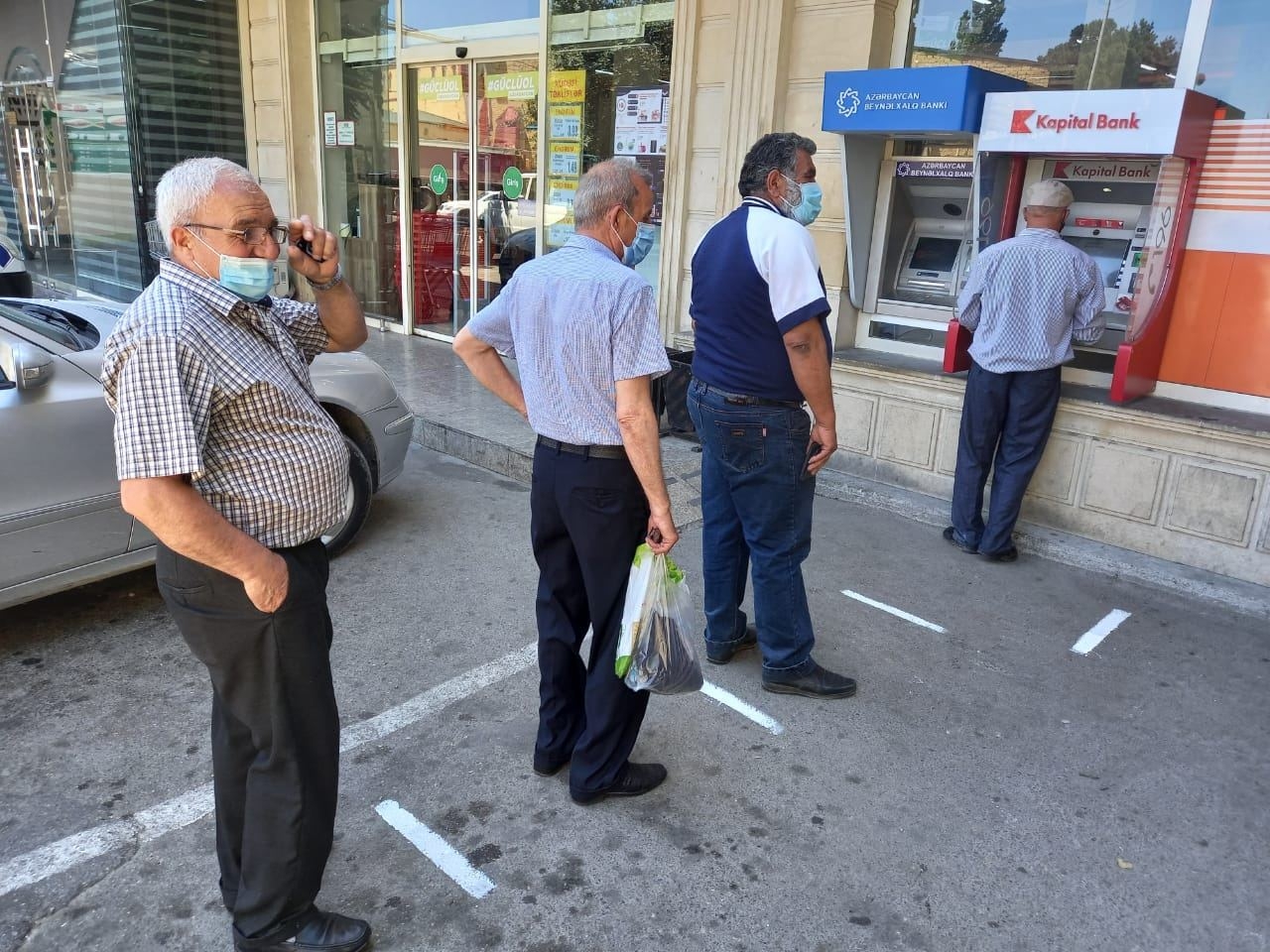 Bakıda əhalinin sıx toplaşdığı yerlərdə sosial izolyasiya xətləri çəkilib (FOTO)