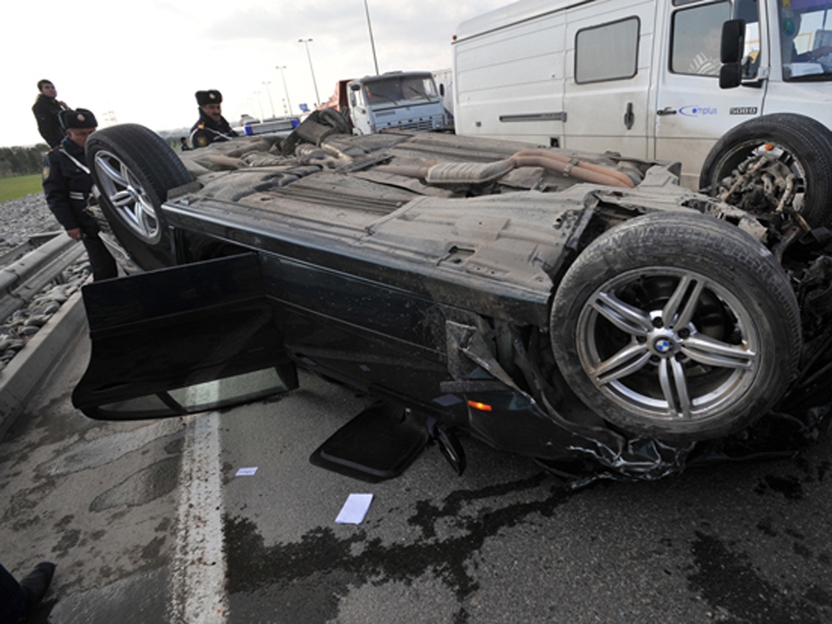 Bakıda yaşayış kompleksində ''BMW'' aşdı, 20 yaşlı oğlan öldü