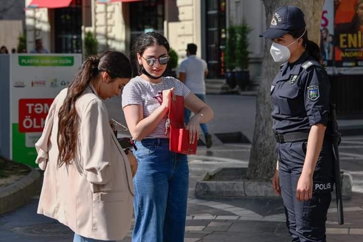 Bakı polisi karantin qaydalarını pozanları cərimələməyə başladı (FOTO)